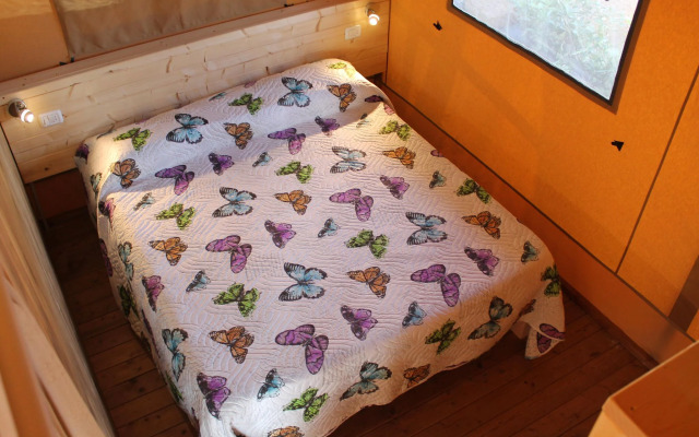 Beautiful tent lodge in Massignano with private terrace