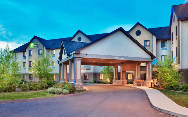 Holiday Inn Express & Suites Bradley Airport by IHG