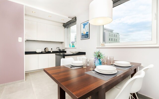 City and Sea View Apartment by Renters