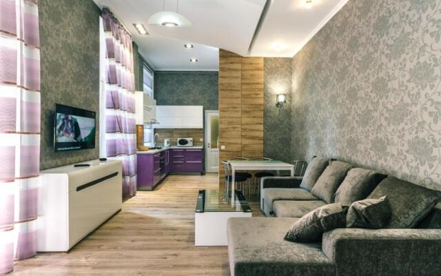 One bedroom. 6 Zankovetskoi St. Near a Khreschatyk