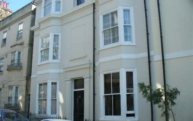 Apartment in Old-style With bay Window, a Modern Kitchen and a Warm Chimney