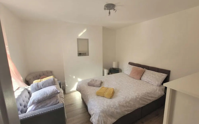 Apt - Sleeps 4/5 - Garden - Parking