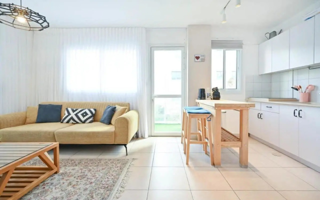 Cool & Fun 2BR in Rotshilde area by HolyGuest