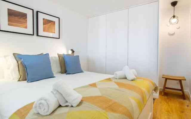 Lovelystay - Turquoise River View I