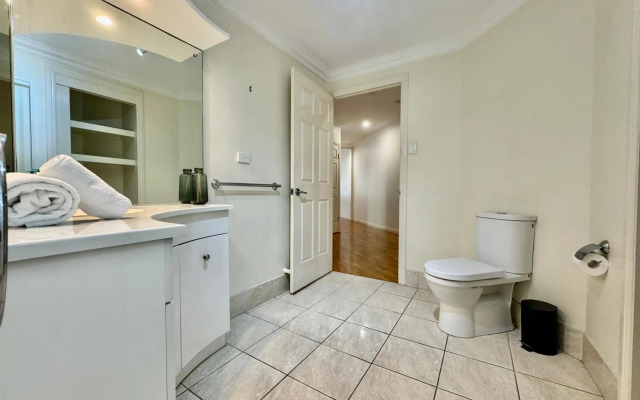 Lighthouse Apartments on The Strand - 2