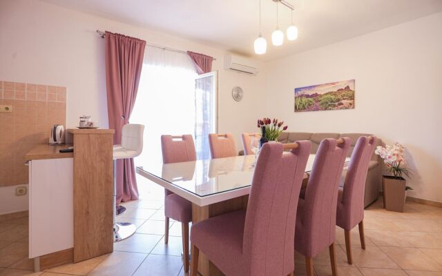 Apartment Vesna near beach with balcony