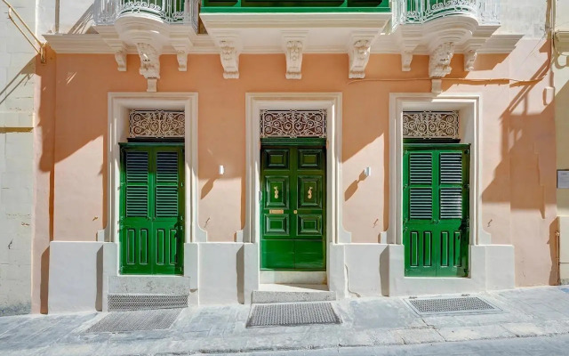 Traditional Maltese Townhouse wt Terrace and Pool