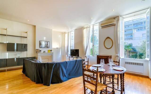 Large Air-conditioned One-room Apartment - Terrace