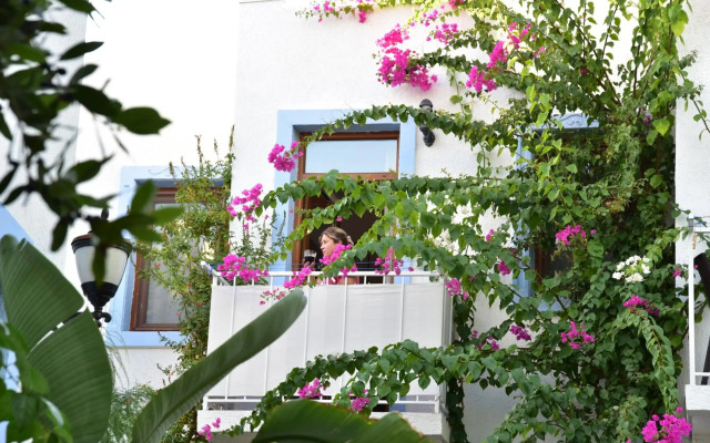 Manuela Hotel