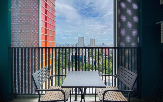 Apt Pejaten Park 2 BR Luas dgn Swim Pool & Netflix