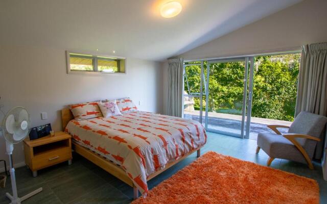 Golden Paradise - Rangihaeata Holiday Home