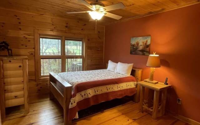 Deluxe log Cabin! Pet and Motorcycle Friendly - Enjoy Nature With Family and Friends! 3 Bedroom Cabin by Redawning