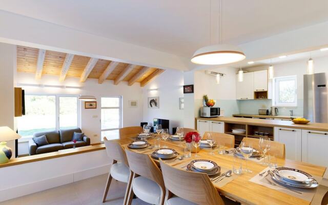 Villa in Zupa With Infinity Pool & Biokovo Views