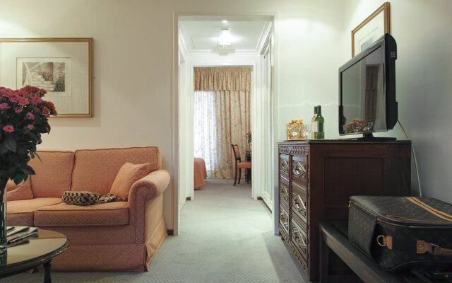 Al Bustan Hotel