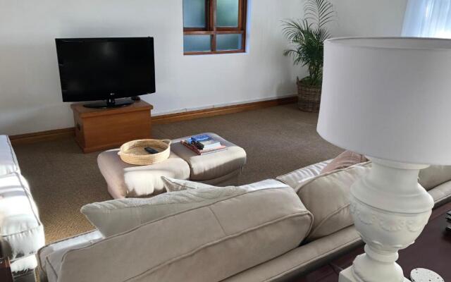 Studio@40: Stylish & modern 1 bedroom apartment.