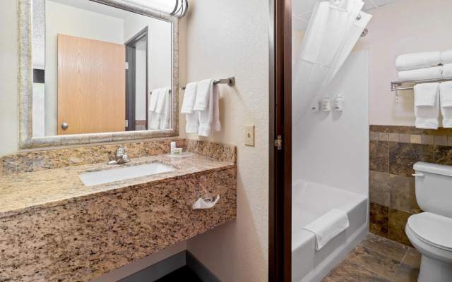 AmericInn by Wyndham Dickinson