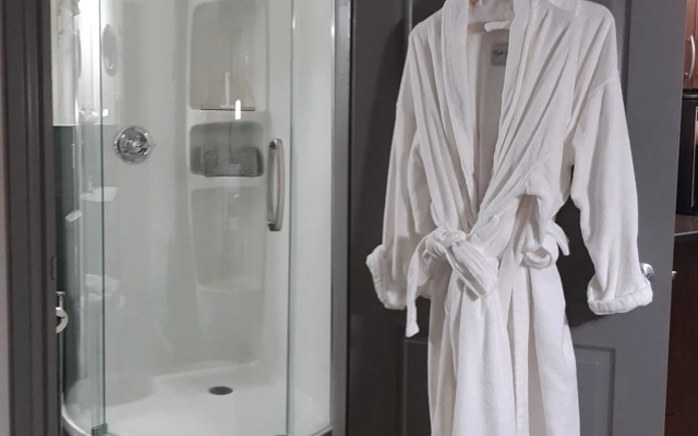 Oberge Inn  Riverside guest room in Val-David village with free parking