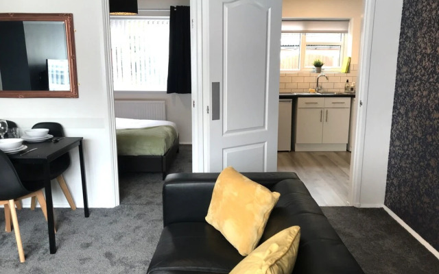 Modern 3-bed House With Parking Bamber Bridge, Preston