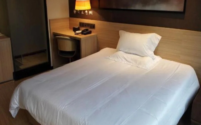 IU Hotel Chongqing Hechuan Ruishan Road Taermen Square