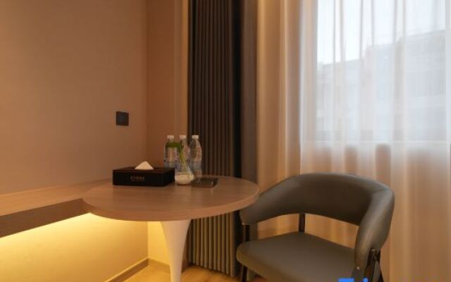 Three Cats Hotel (Guangsha Construction College)