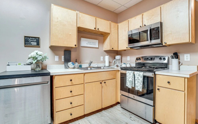 'innsbruck Alpine Getaway' w/ Shared Hot Tub!