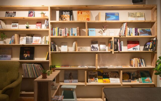 TONAGI Hostel & Cafe