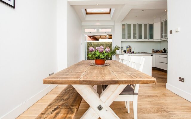 Bright 3 Bedroom Home in Clapham South