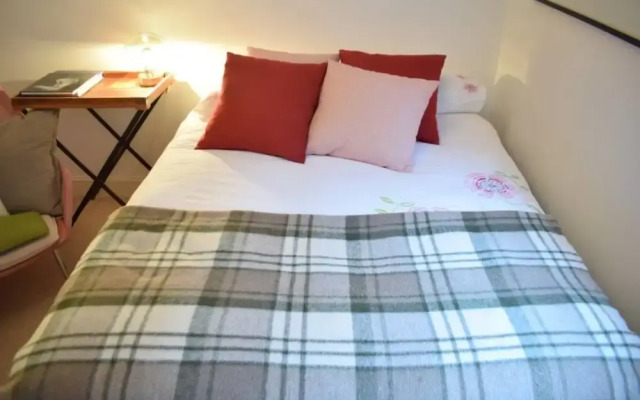 West Kensington Stunning 2 Bedroom Flat With Balcony