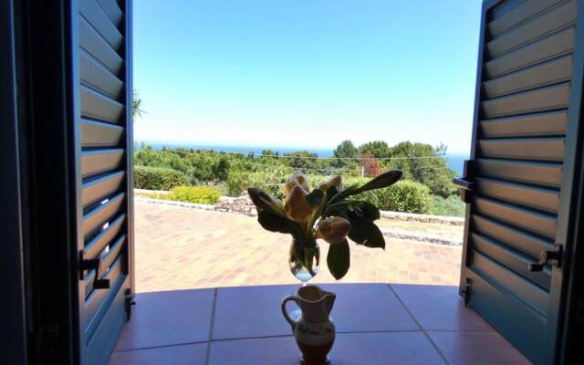 Villa Agapanto - Trullo Anthos con Vista Mare e Giardino Privato