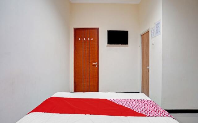 OYO Flagship  90789 Genteng Residence