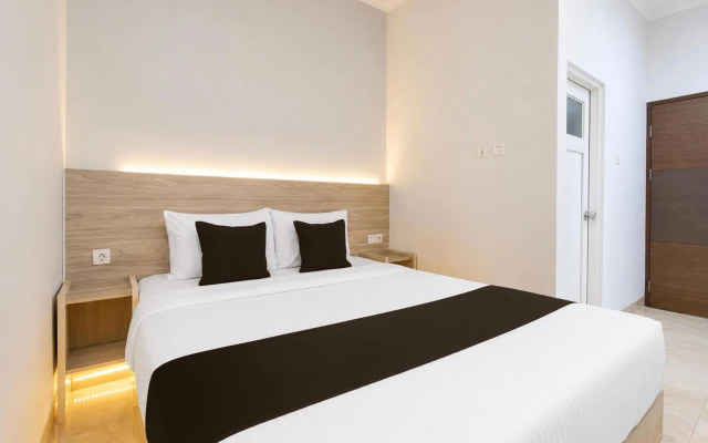 Super OYO Collection O 90023 Damar Kusumo Guest House – Guest Rooms – Sleman