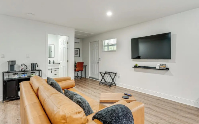 Stylish Lakeland Studio w/ Workspace