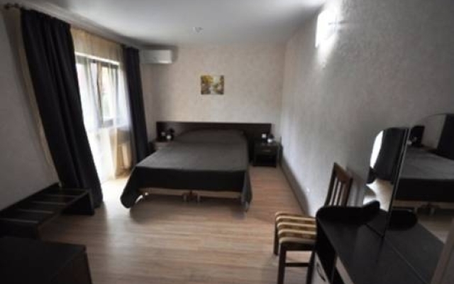 U Yasenia Guest House