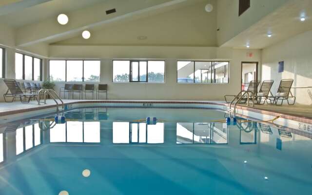 Greenlight Inn & Suites