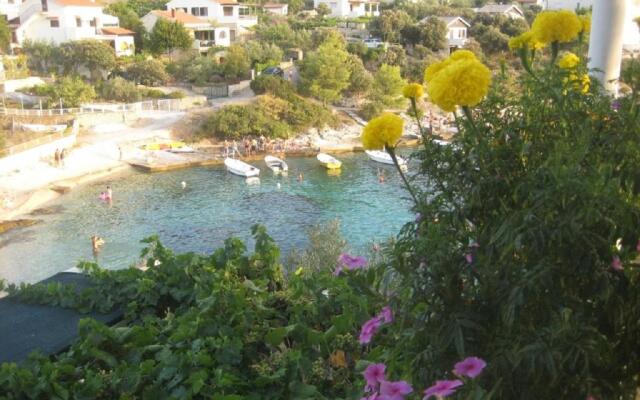 Apartment Miki - 25 m from the sea
