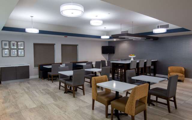 La Quinta Inn & Suites by Wyndham Houston East at Normandy