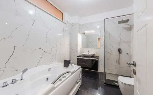 Spacious City-view Apartment Overlooking Shkod r