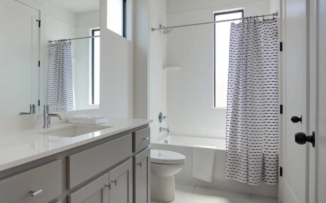 Divine 3br/2.5ba Downtown/east-side Home by Domio