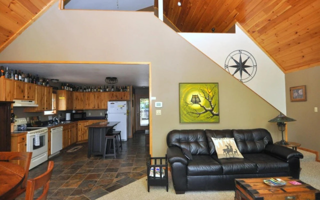 Sqyrls Nest - 3BR Retreat With a Hot Tub