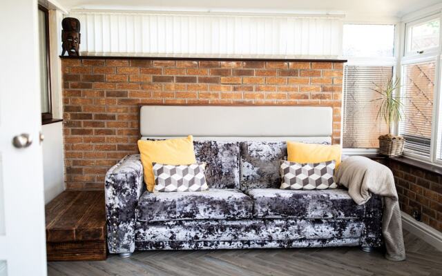 3 Bed House - Sleeps 6 - Garden - Parking - Wifi