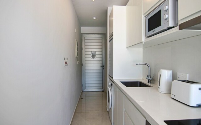 Phaedrus Living: Seaside Luxury Flat Harbour 110