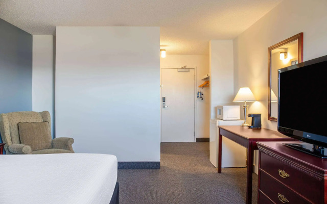 Days Inn & Conference Centre by Wyndham Camrose Norsemen