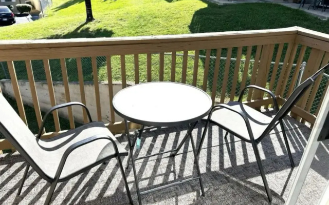 Corner Top Floor Fall Creek Convenient to 76