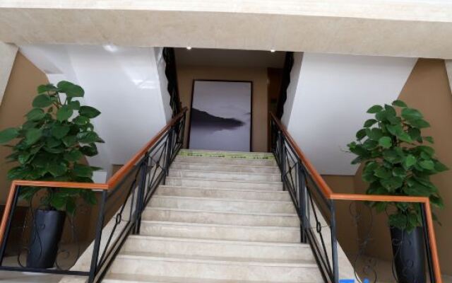 Xinyang Construction Road Hotel