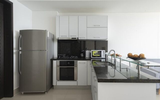 Stunning Highrise Seafront Apartment