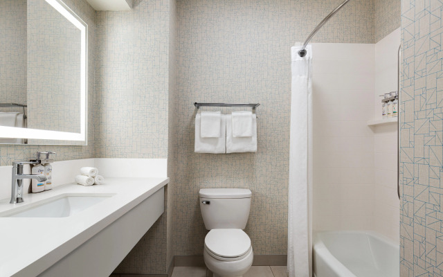 Holiday Inn Express and Suites Bakersfield Central by IHG