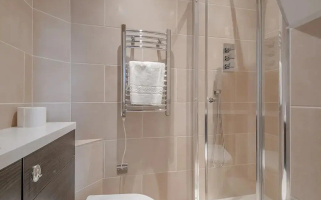 Lovely 2 Bedroom Apartment With Great Transport Links