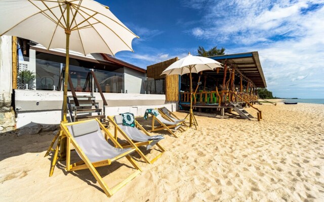 Beach Front Villa with 3 Bedrooms - CA3