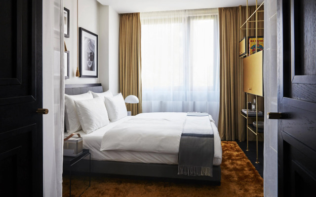 Roomers Munich, Autograph Collection