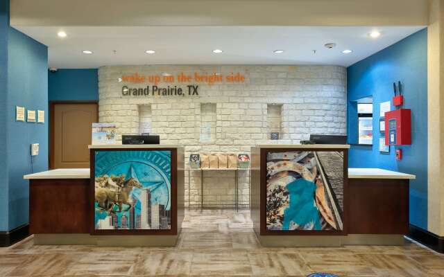 La Quinta Inn & Suites by Wyndham Dallas Grand Prairie South